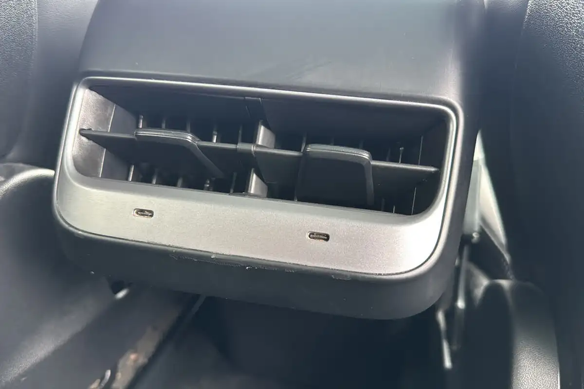 2022-tesla-model-y-e-long-range-big-31