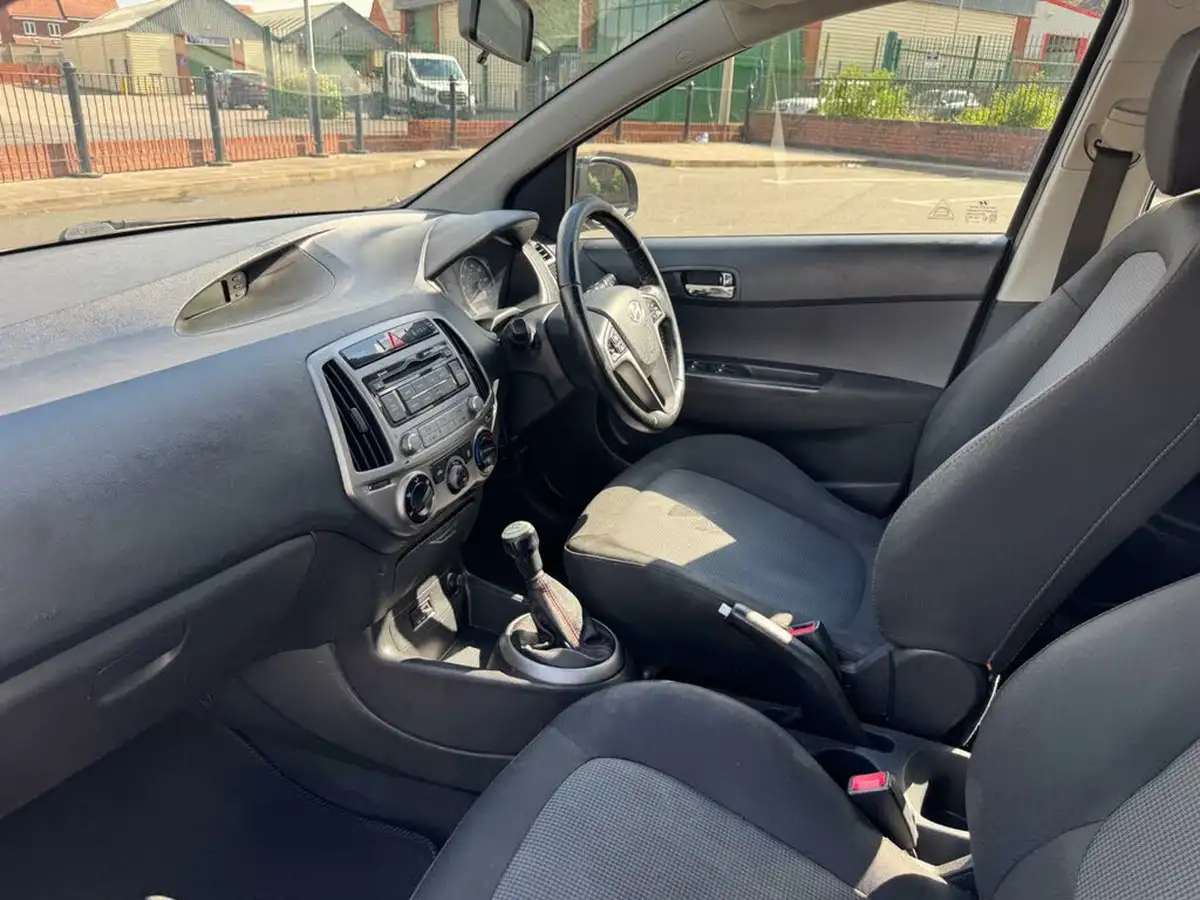 2012-hyundai-i20-12-active-5d-big-12