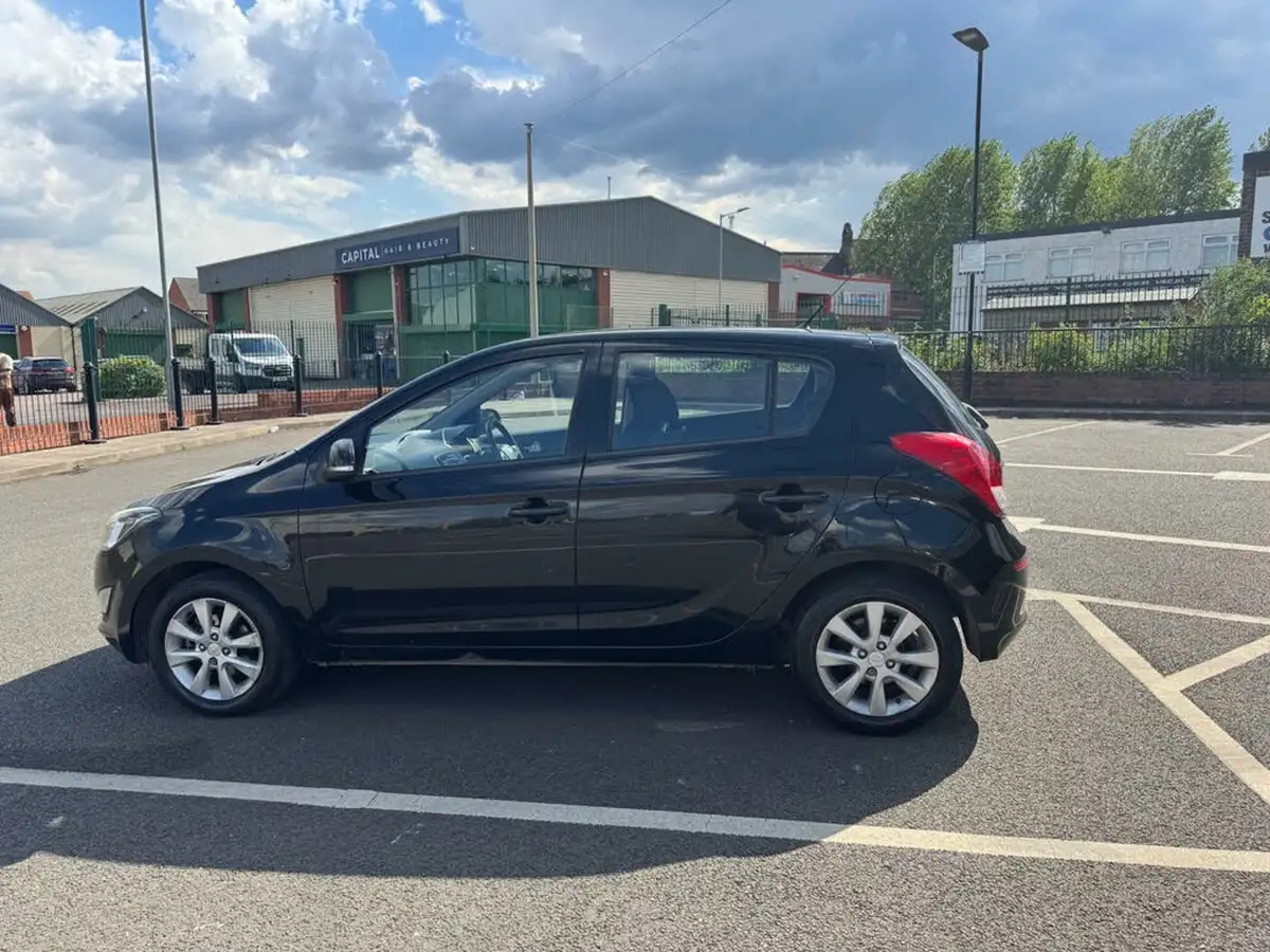 2012-hyundai-i20-12-active-5d-big-8