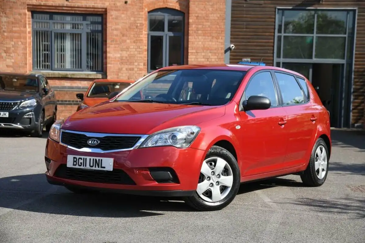 2011-kia-ceed-16td-1-89bhp-big-0