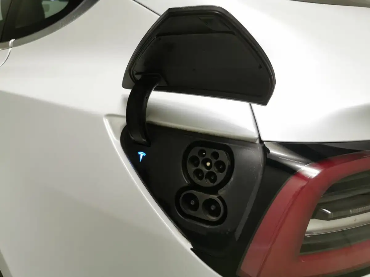 2020-tesla-model-3-e-long-range-big-31