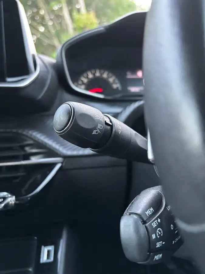 2022-peugeot-208-12-puretech-active-premium-100bhp-eat8-big-17