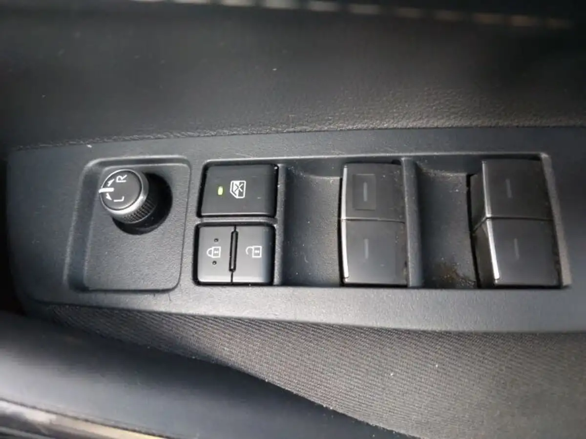 2022-toyota-corolla-20-vvt-i-icon-tech-hatchback-big-12