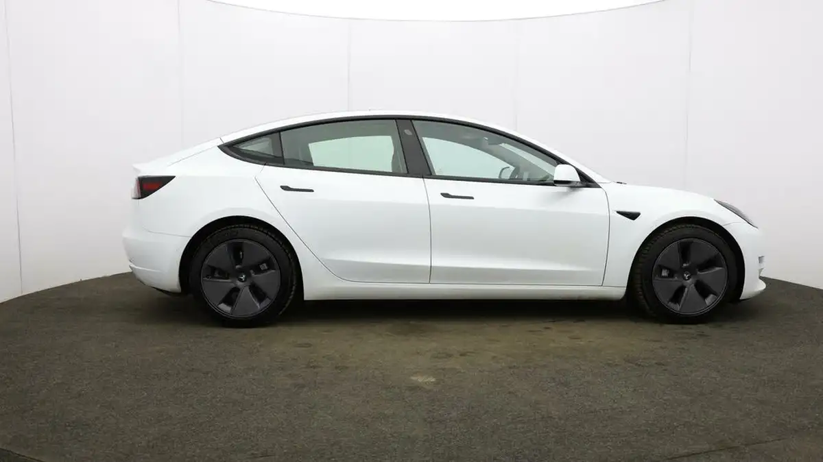 2022-tesla-model-3-e-long-range-big-52