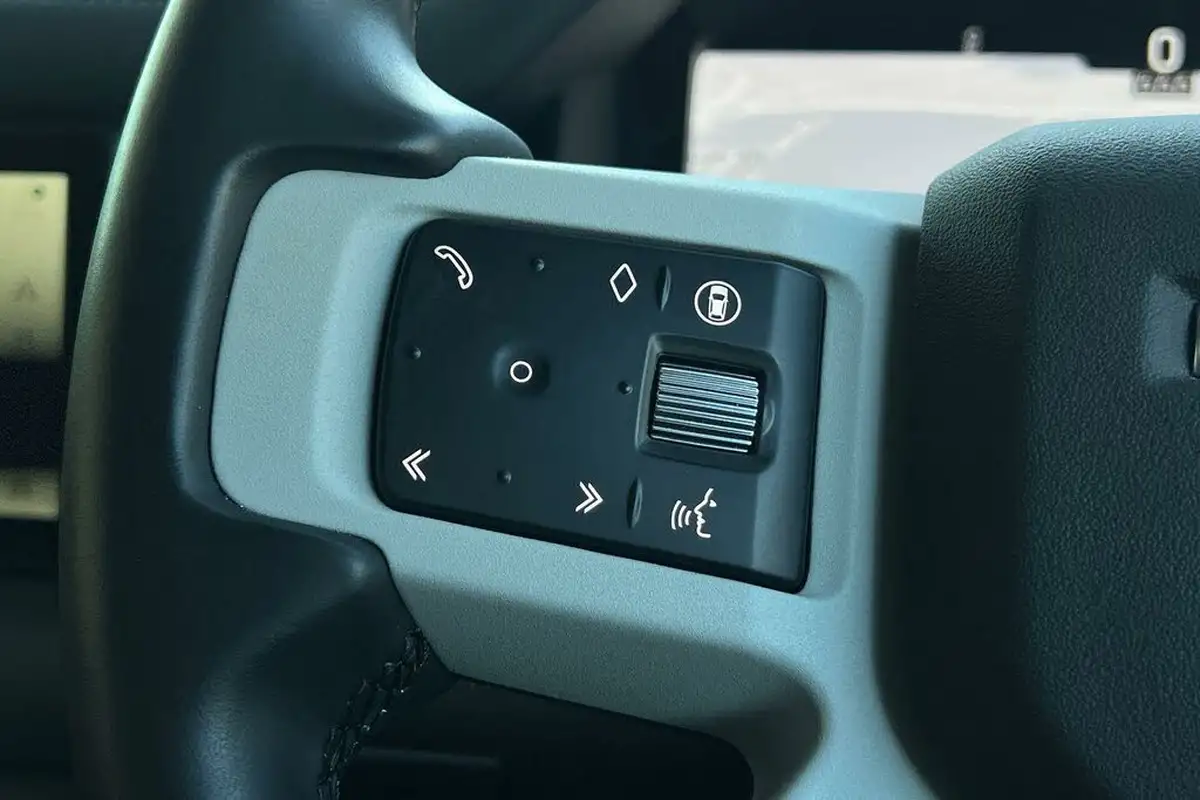 2024-land-rover-90-defender-20-p300-se-big-44