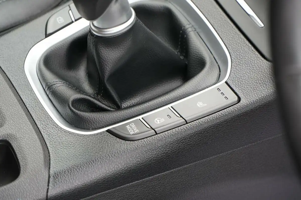 2023-hyundai-i30-10-t-gdi-premium-hatchback-big-18