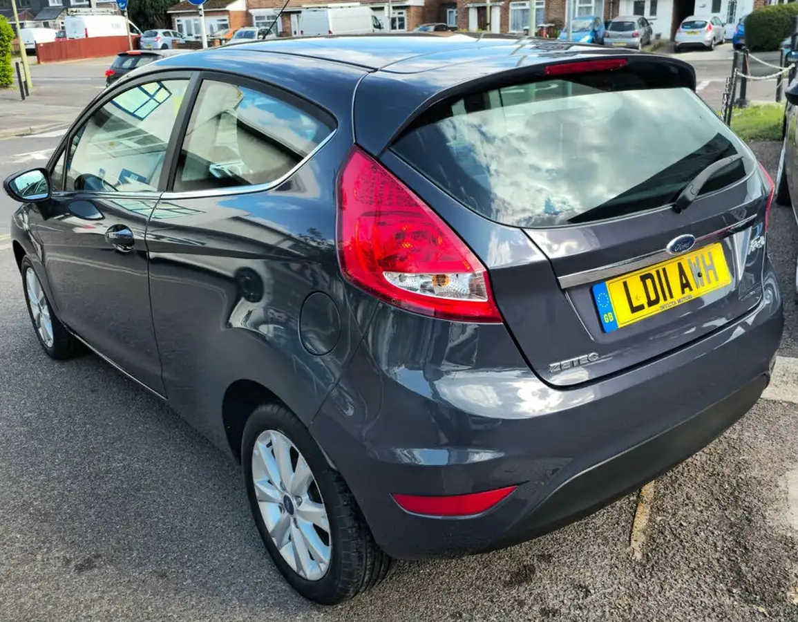 2011-ford-fiesta-14-zetec-3d-big-6