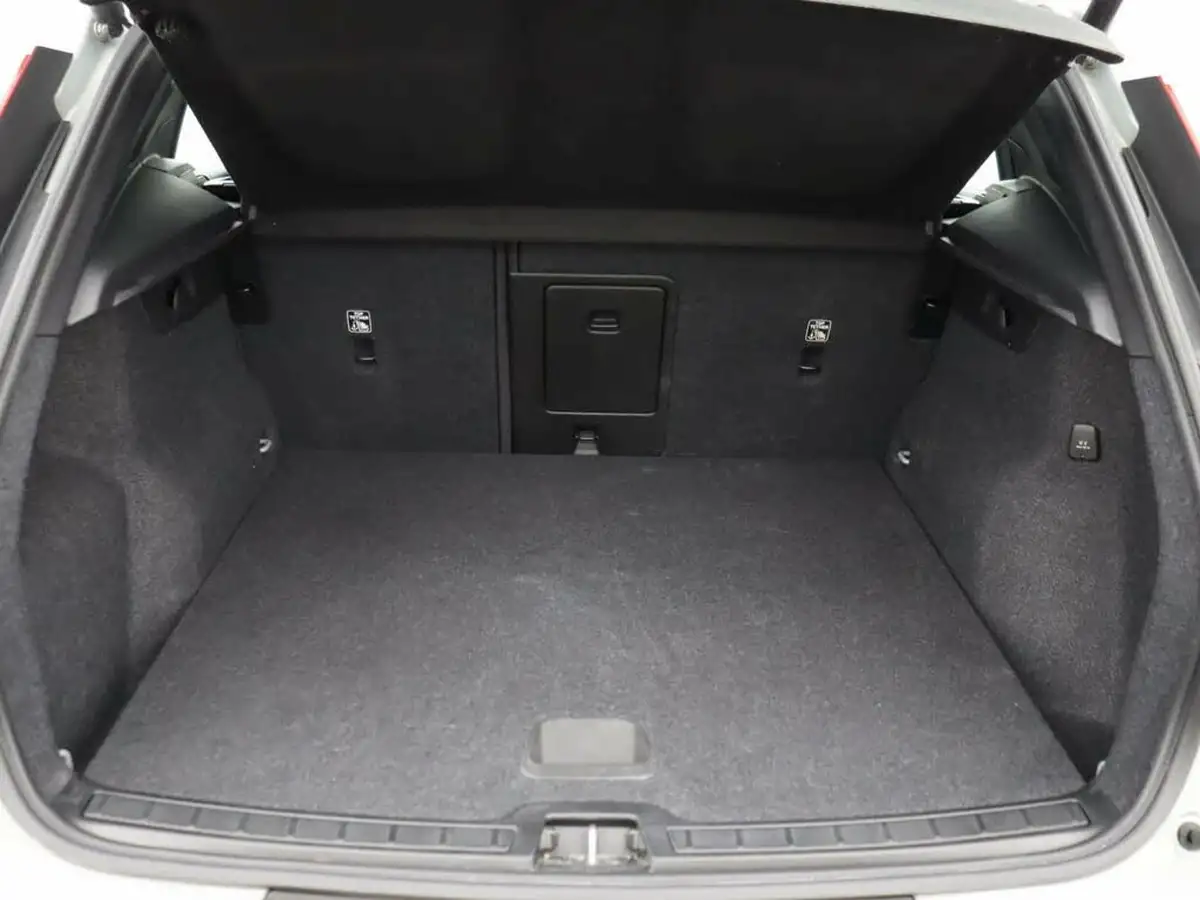 2023-volvo-xc40-20-b3-core-big-18