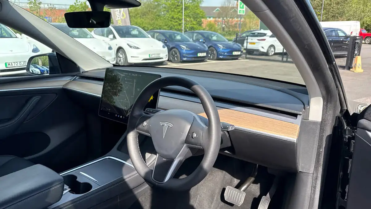 2022-tesla-model-y-e-long-range-big-8