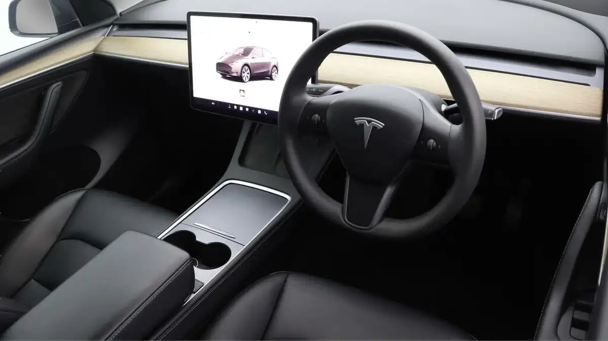 2022-tesla-model-y-e-long-range-big-8
