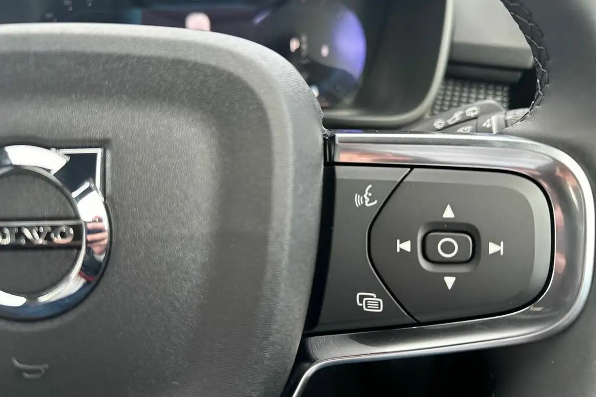 2024-volvo-xc40-20-b3-plus-big-11