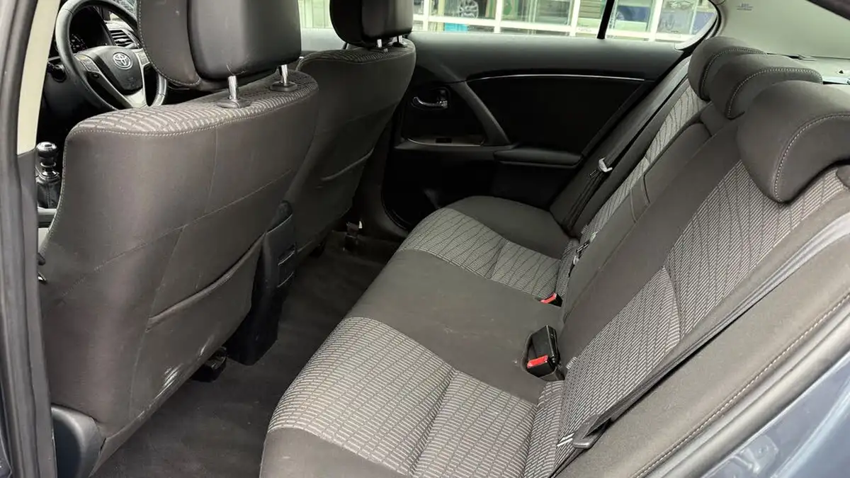 2010-toyota-avensis-big-11