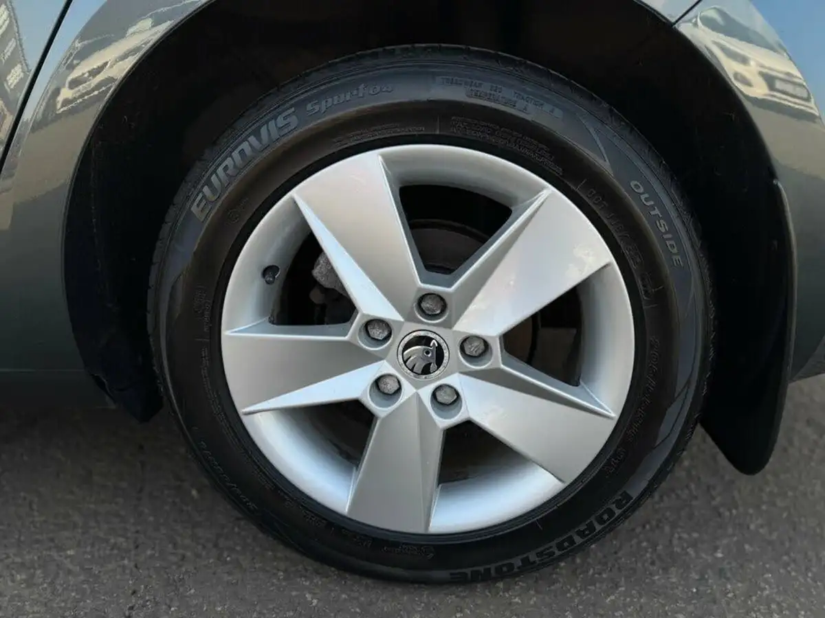 2014-skoda-octavia-20tdi-se-hatchback-big-27