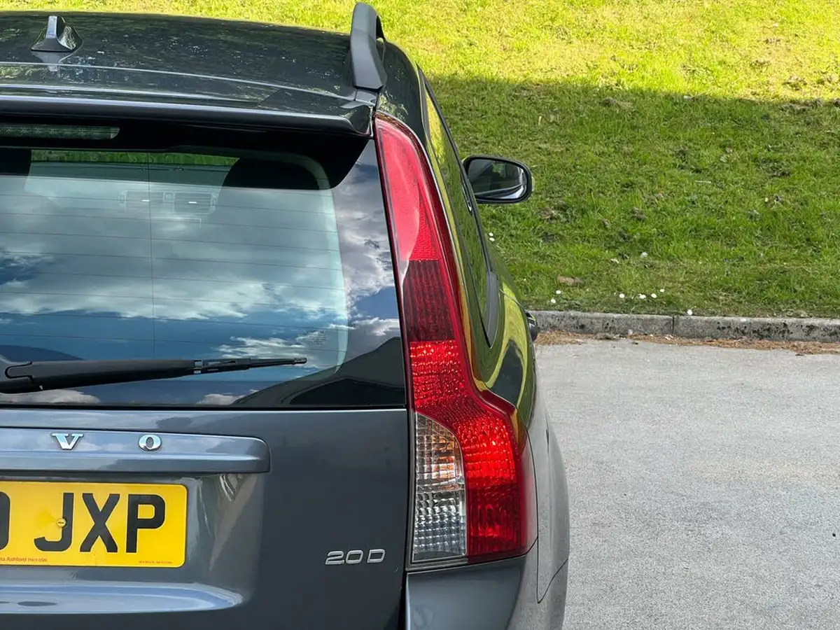 2009-volvo-v50-20td-r-design-sport-big-20