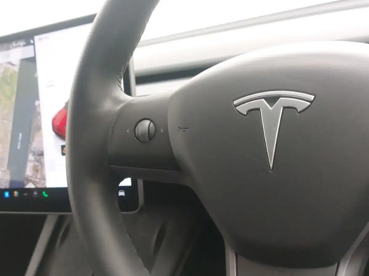 2022-tesla-model-y-e-long-range-big-10