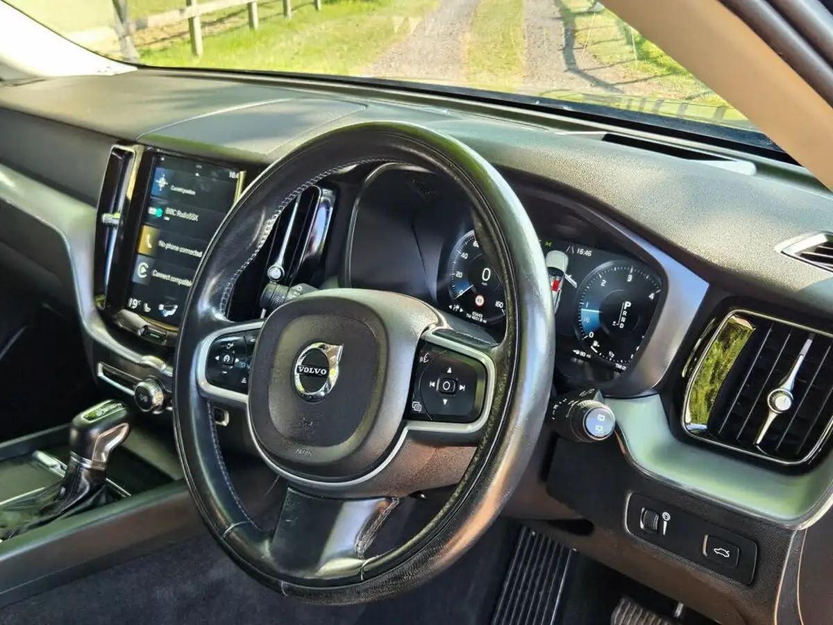2018-volvo-xc60-20td-d4-momentum-pro-awd-geartronic-big-31