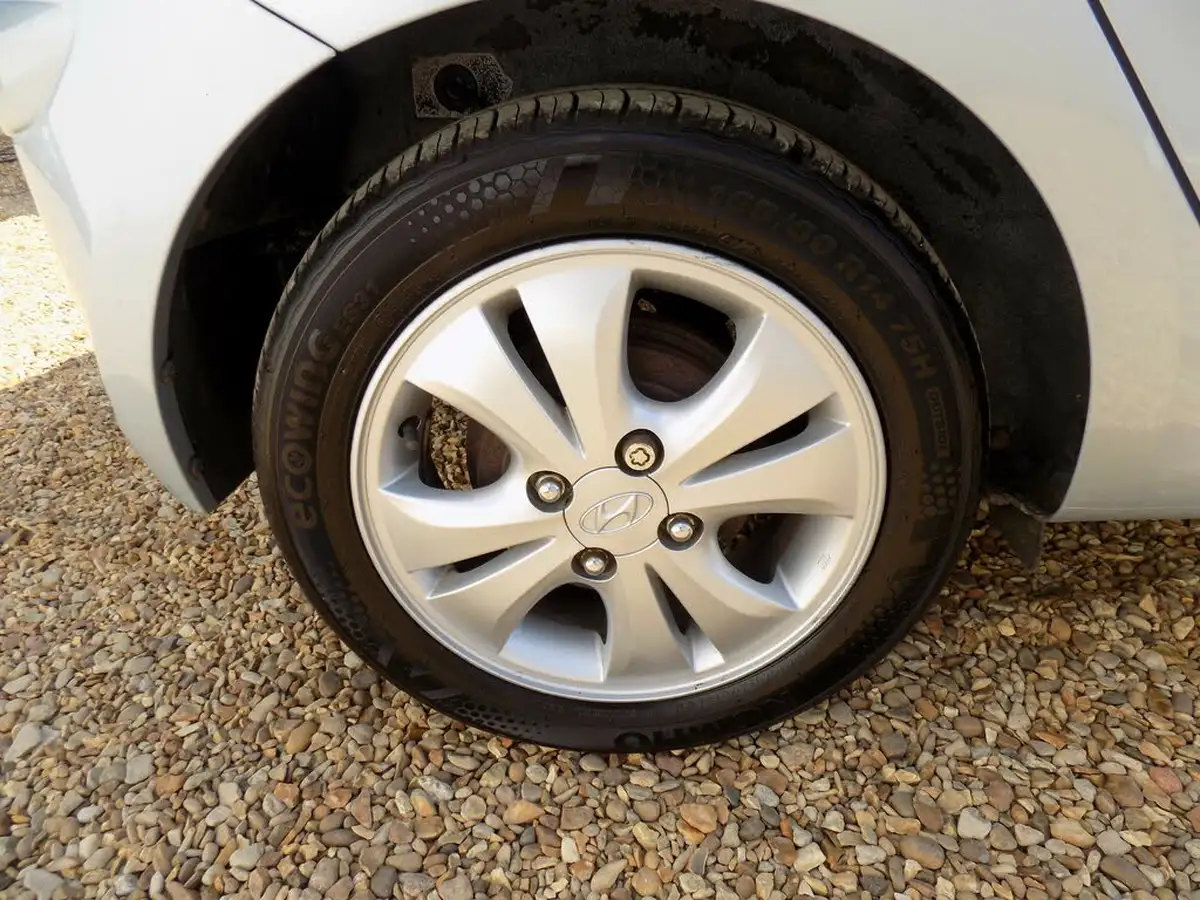 2011-hyundai-i10-12-active-big-11