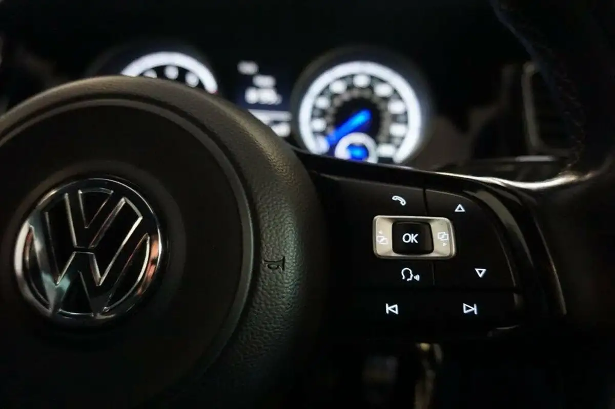 2014-volkswagen-golf-20-tsi-r-5d-big-30