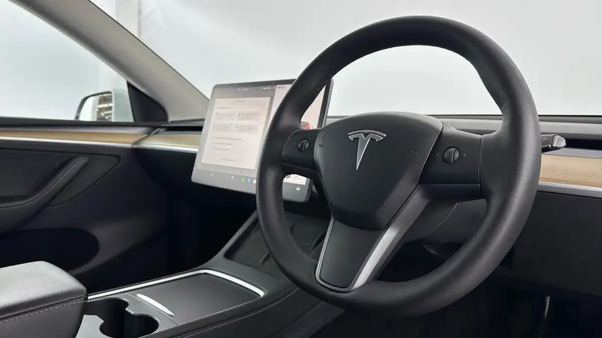 2022-tesla-model-y-e-long-range-big-8