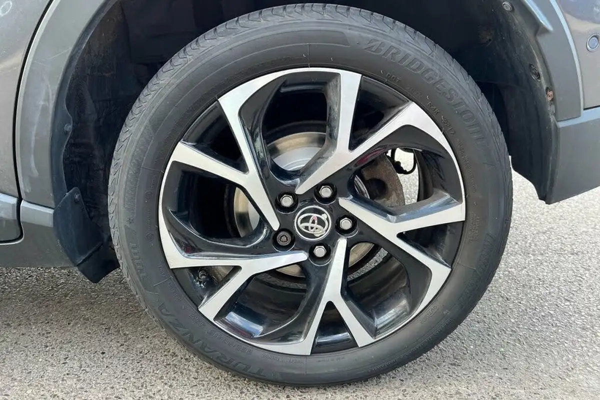 2017-toyota-c-hr-12-dynamic-big-38