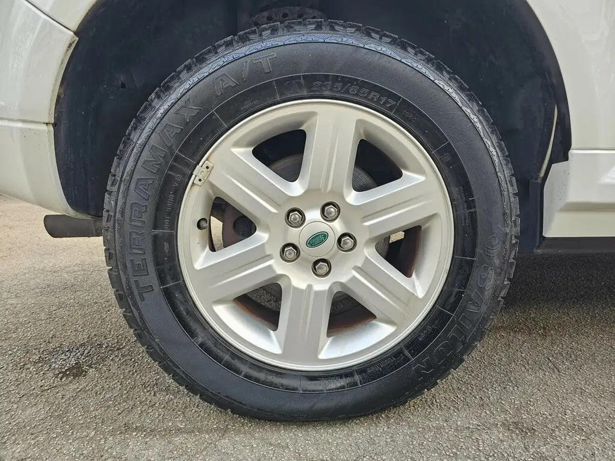 2011-land-rover-freelander-2-32-4x4-big-32