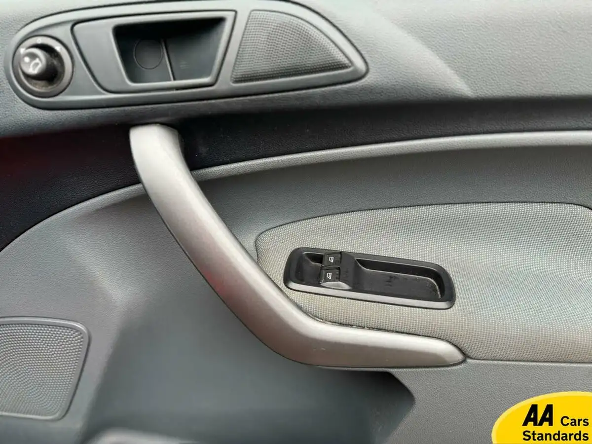 2011-ford-fiesta-125-edge-60ps-3d-big-13