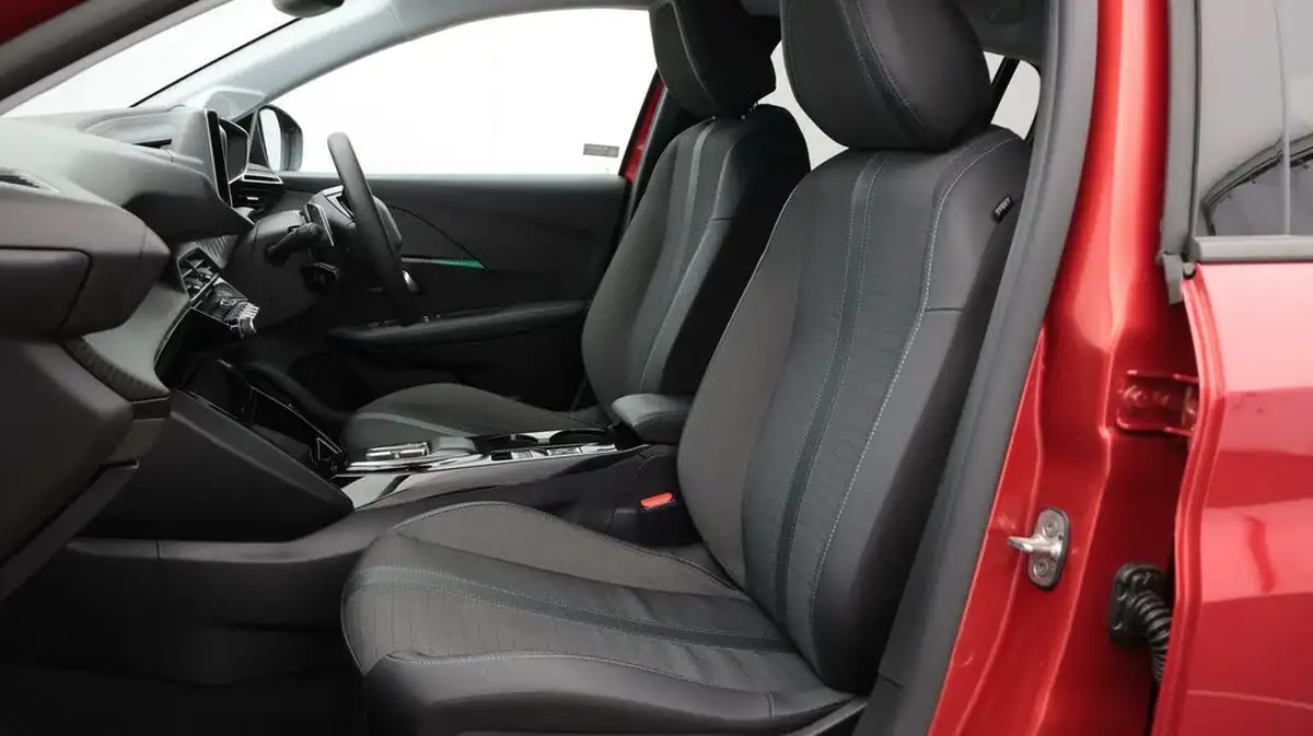 2023-peugeot-208-12-puretech-allure-premium-130ps-eat8-big-14