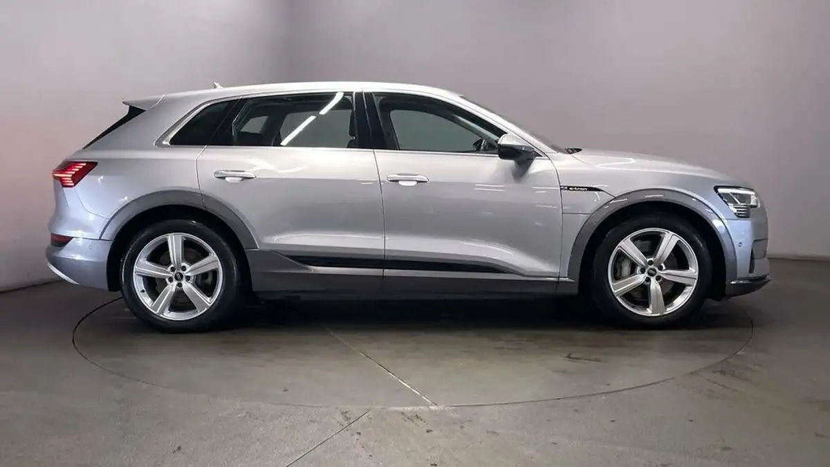 2022-audi-e-tron-55e-technik-station-wagon-big-8