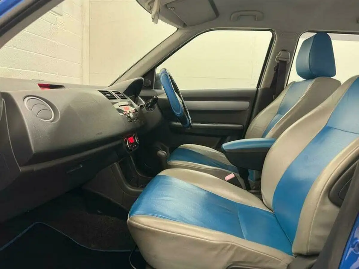 2010-suzuki-swift-15-sz4-big-37