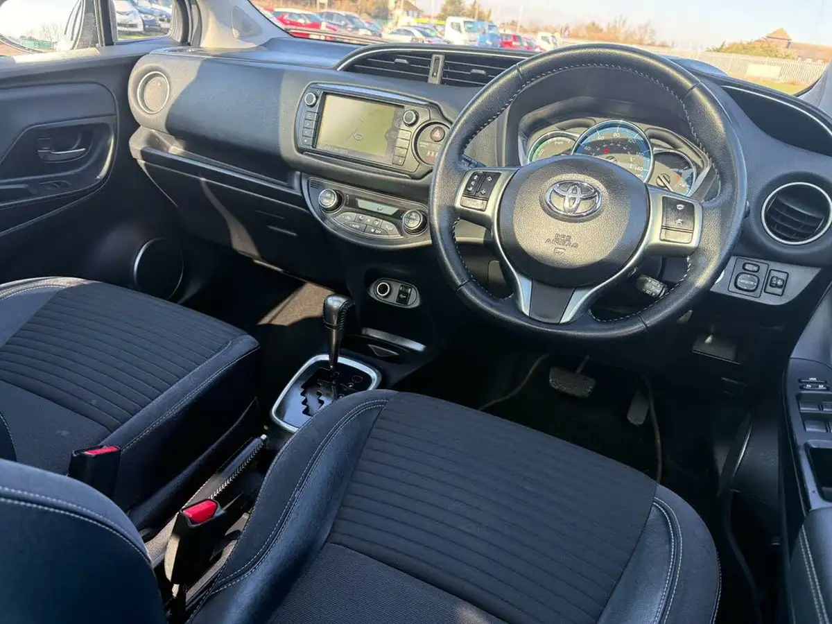 2015-toyota-yaris-15-vvt-i-excel-hybrid-15in-big-6
