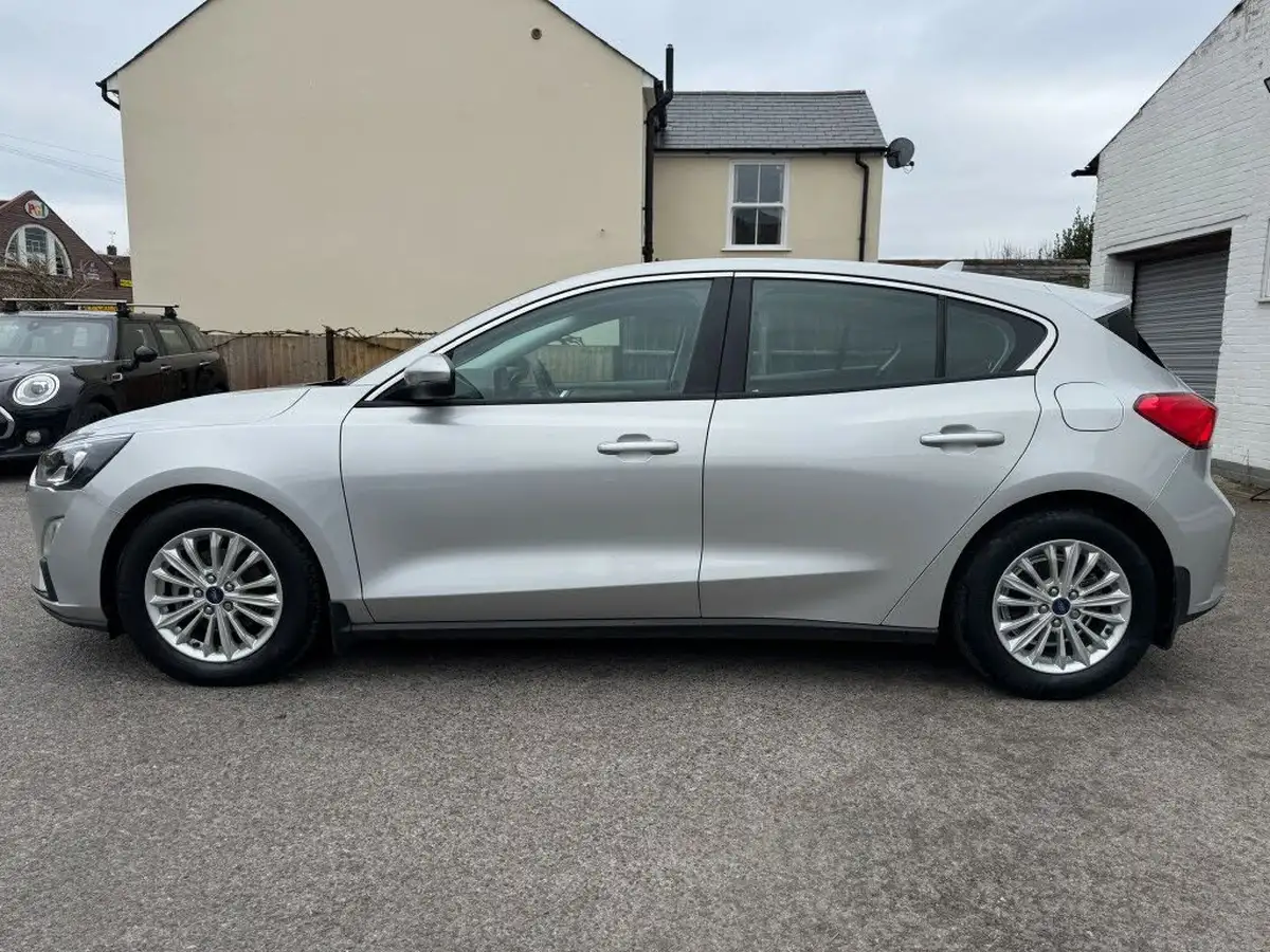 2019-ford-focus-10t-titanium-hatchback-big-6