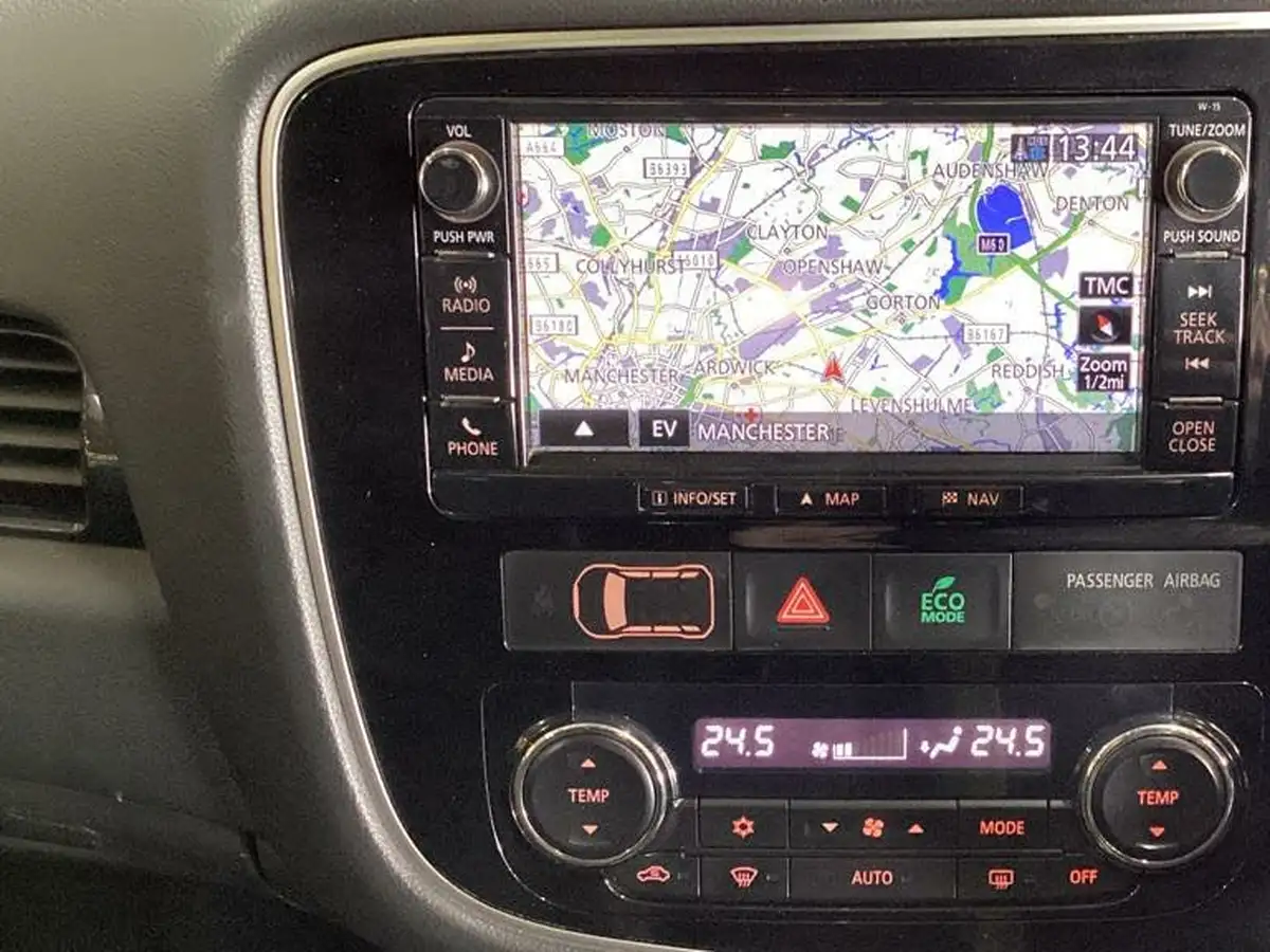 2015-mitsubishi-outlander-20-gx4h-phev-big-8