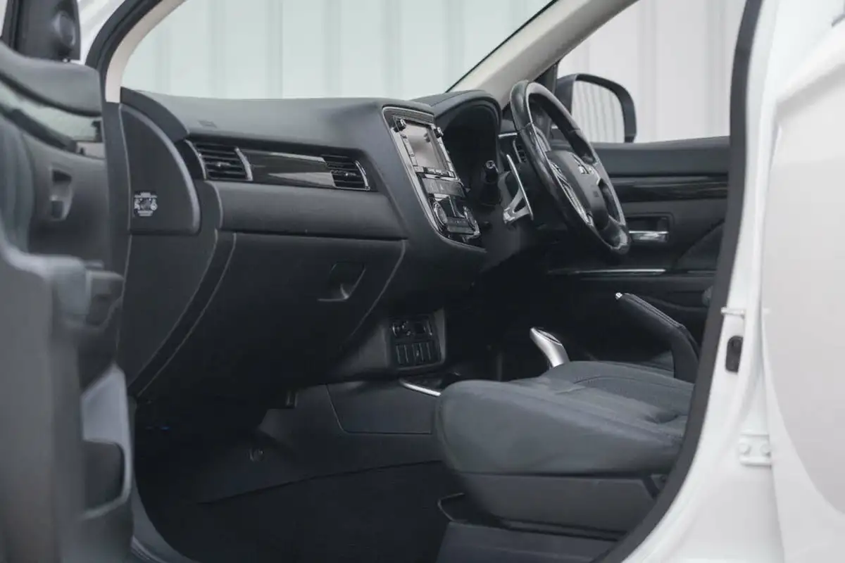 2016-mitsubishi-outlander-20-gx5hs-phev-big-32