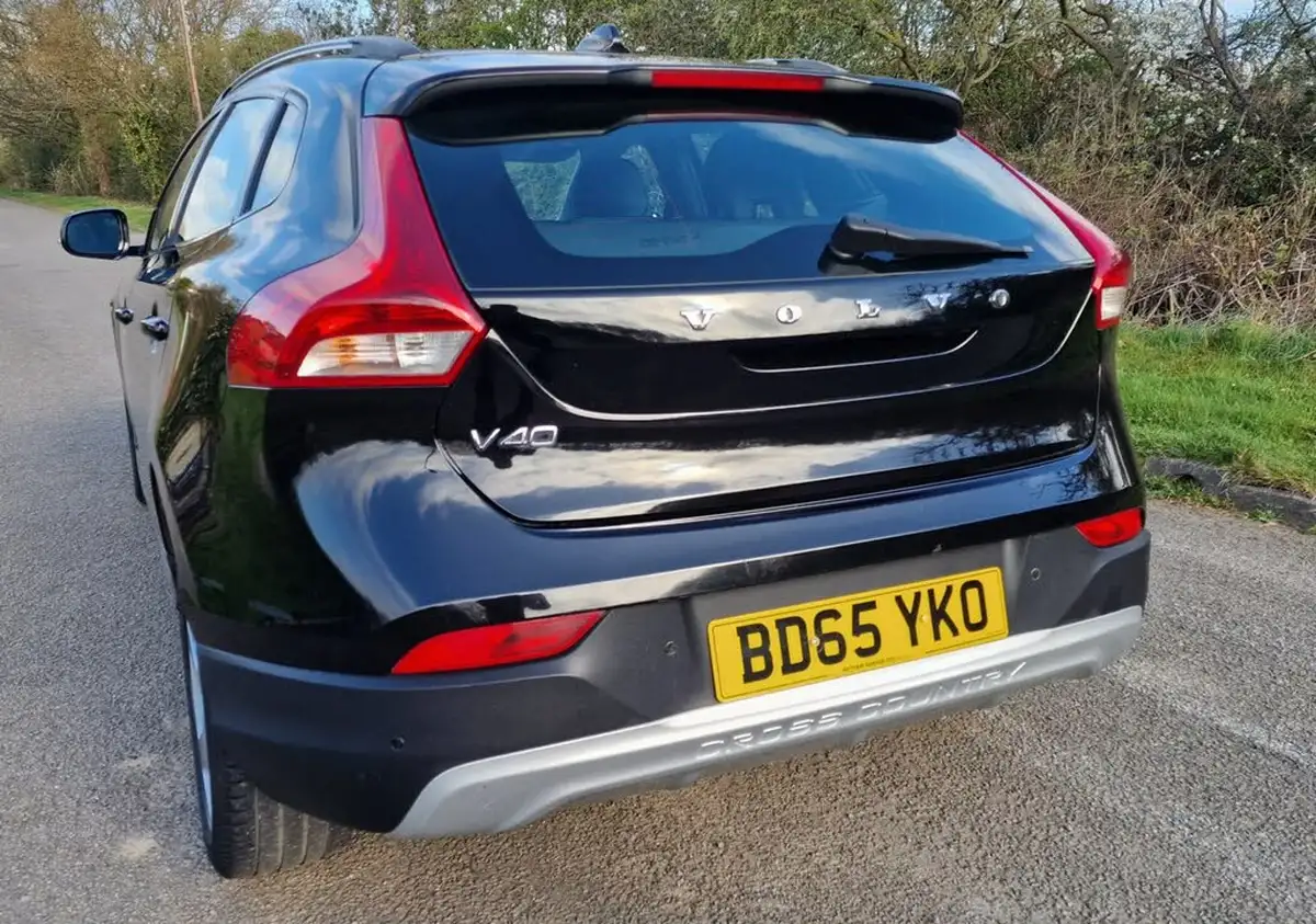 2015-volvo-v40-20td-d2-cross-country-lux-nav-geartronic-big-9