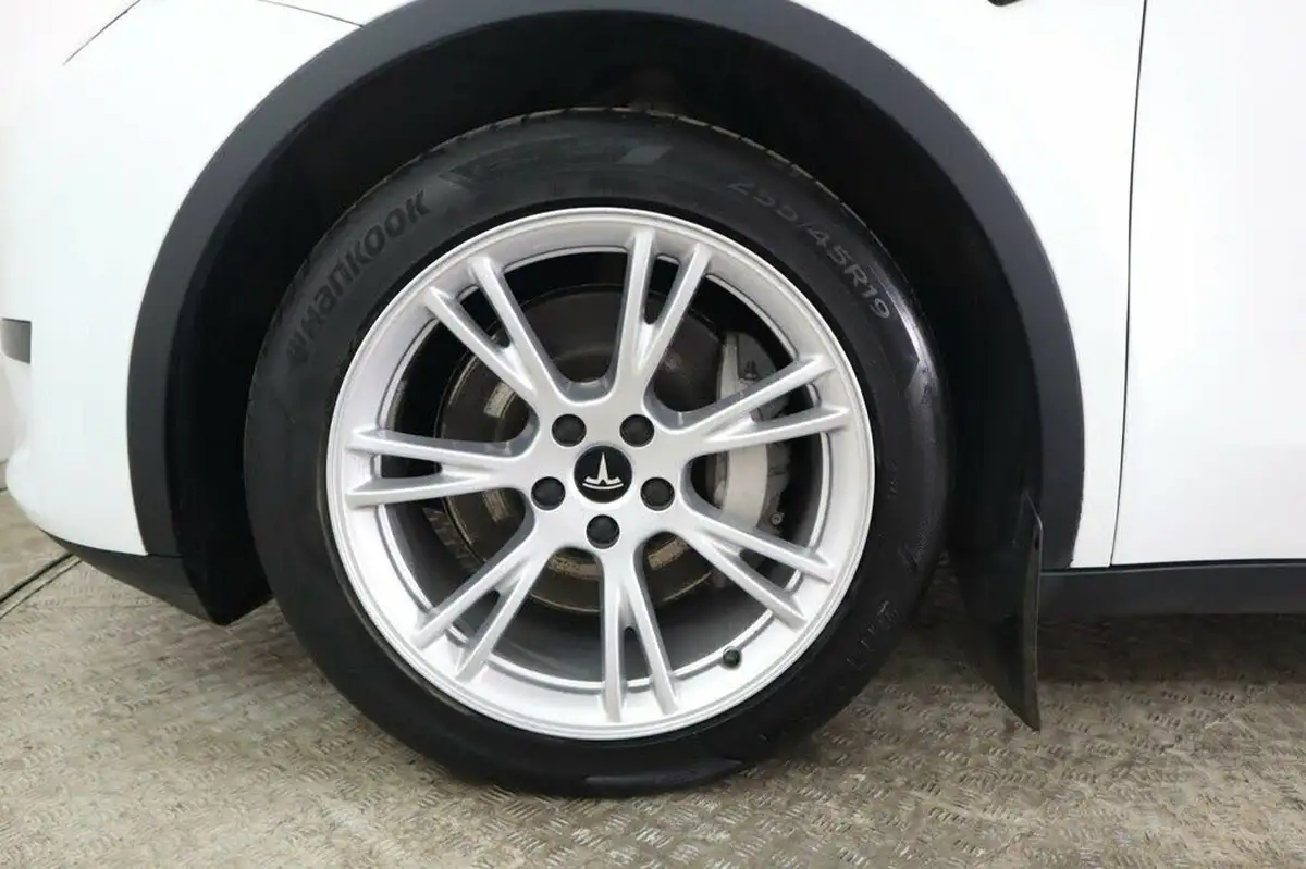 2023-tesla-model-y-e-rwd-big-21