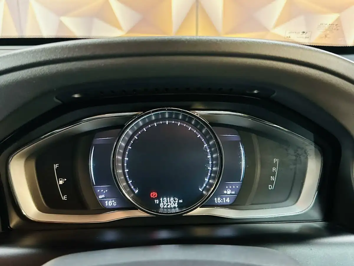 2015-volvo-xc60-24td-d5-r-design-220bhp-ss-geartronic-big-48