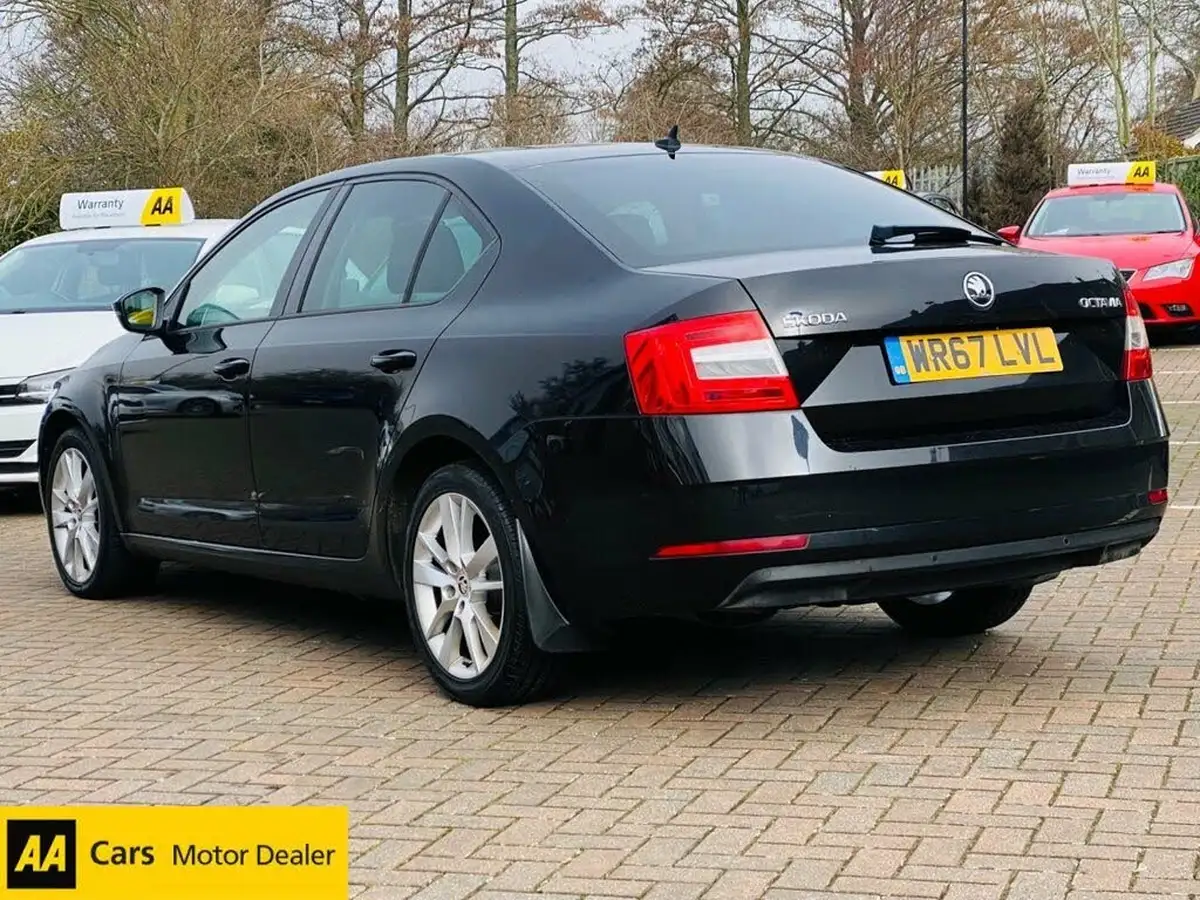 2017-skoda-octavia-20tdi-se-l-hatchback-dsg-big-2
