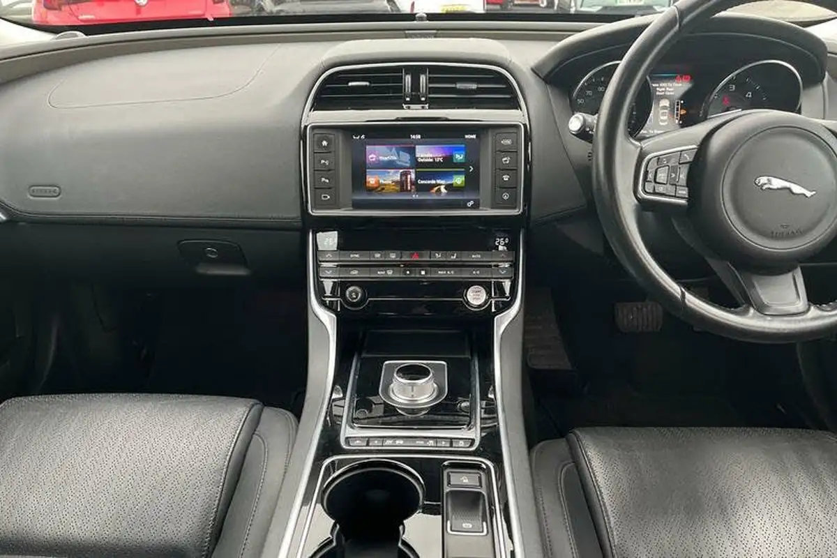 2015-jaguar-xe-20td-portfolio-180ps-auto-big-11