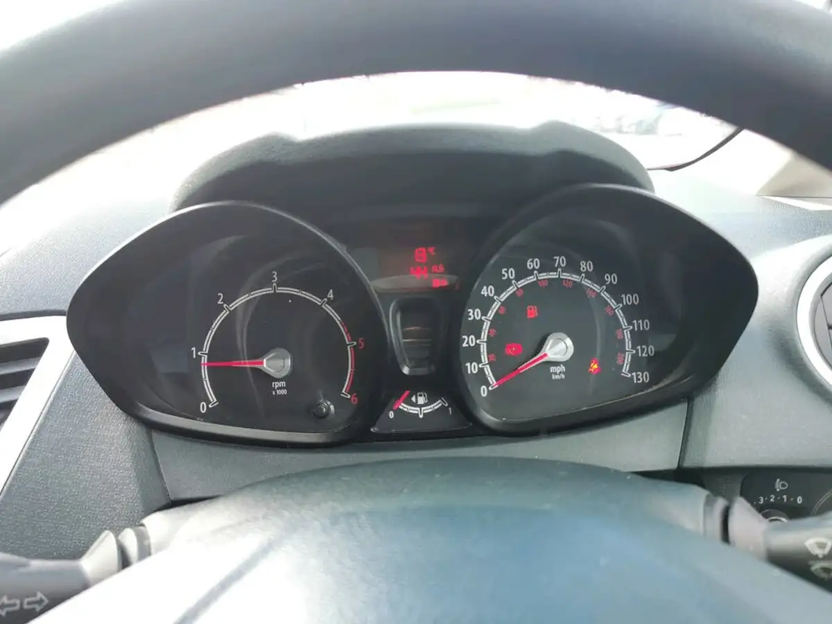 2012-ford-fiesta-16td-edge-econetic-5d-big-13