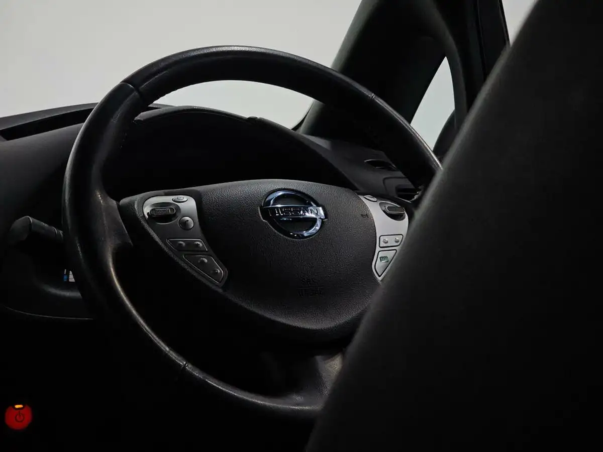 2015-nissan-leaf-e-tekna-24kwh-big-25