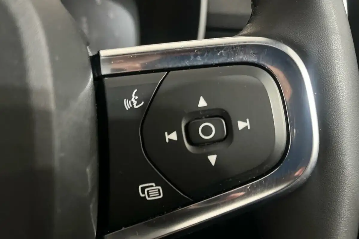 2022-volvo-xc40-15-t3-r-design-auto-big-22