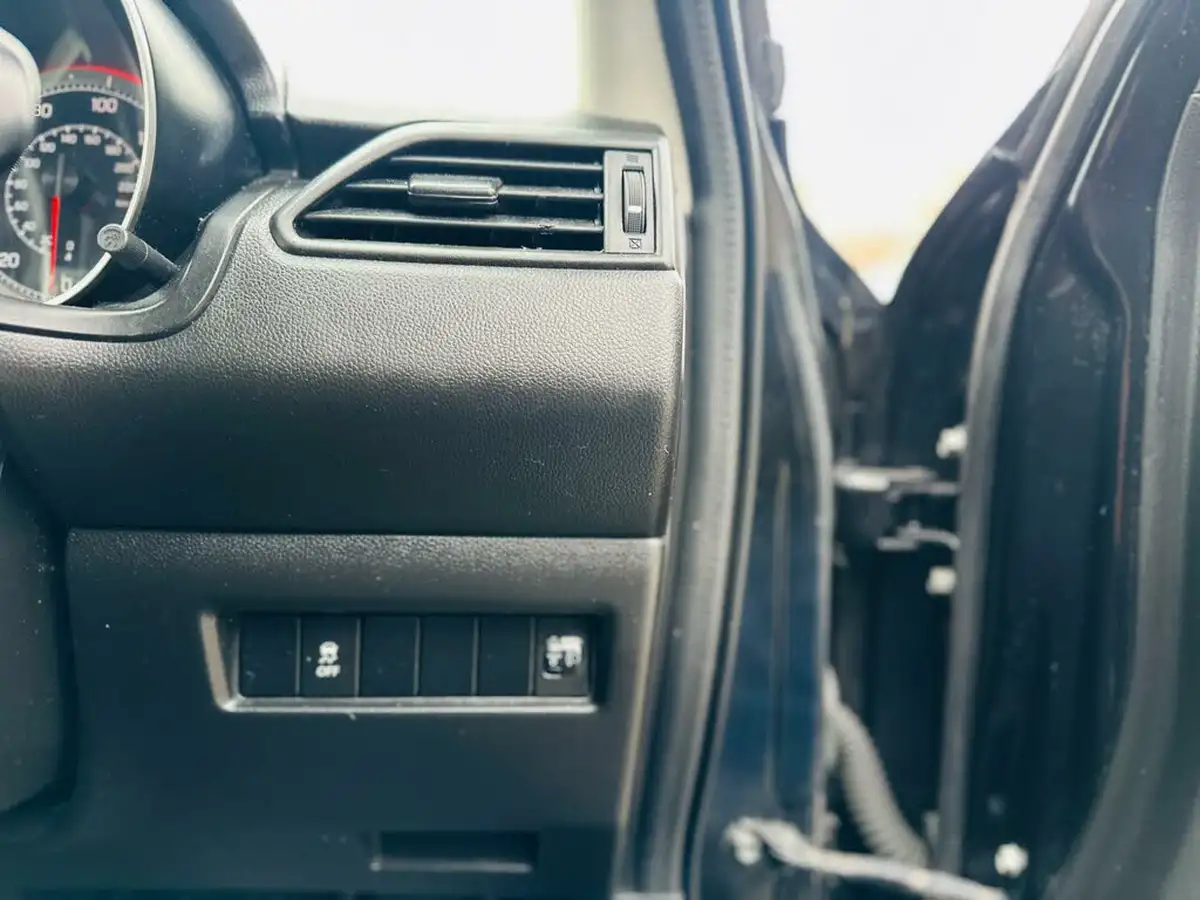 2019-suzuki-swift-12-dualjet-attitude-big-14