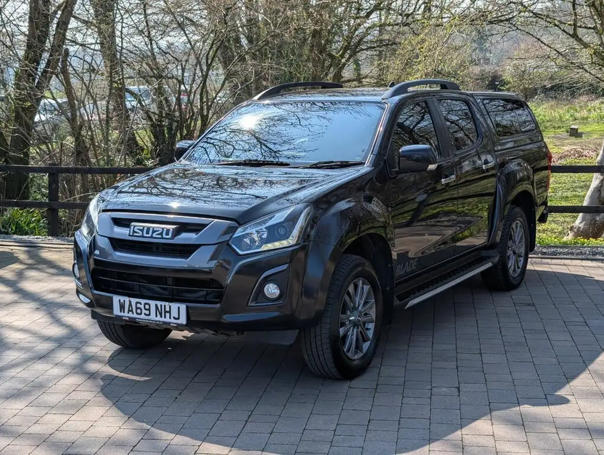 2019-isuzu-d-max-19td-blade-auto-big-2