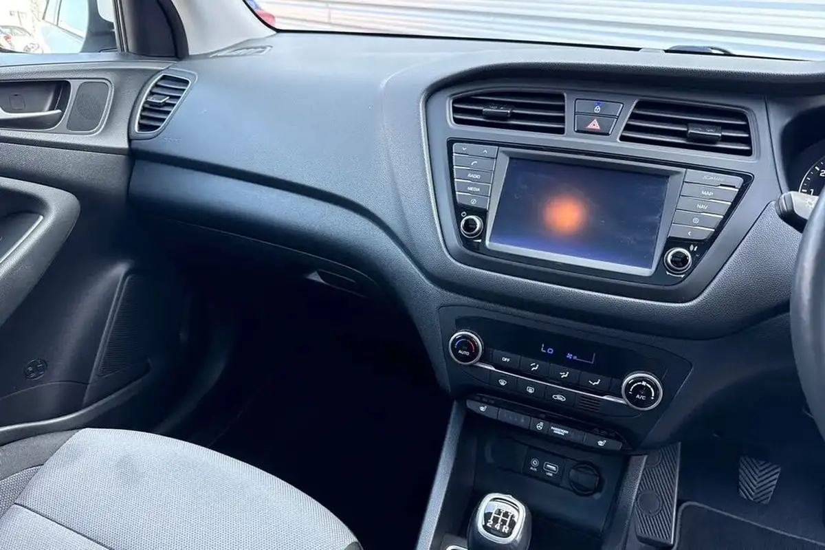 2017-hyundai-i20-12-premium-se-nav-big-19