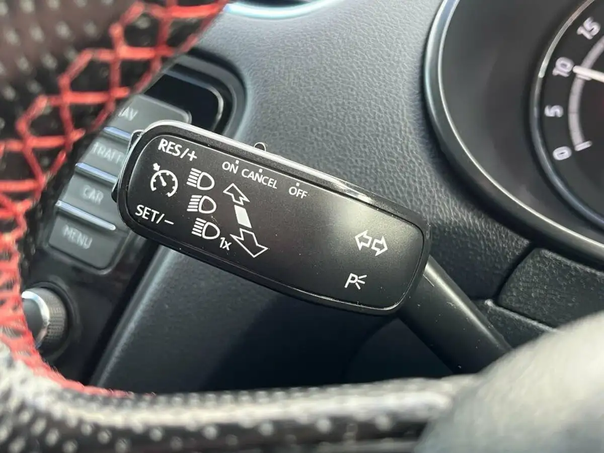 2016-skoda-octavia-20tdi-vrs-estate-big-23