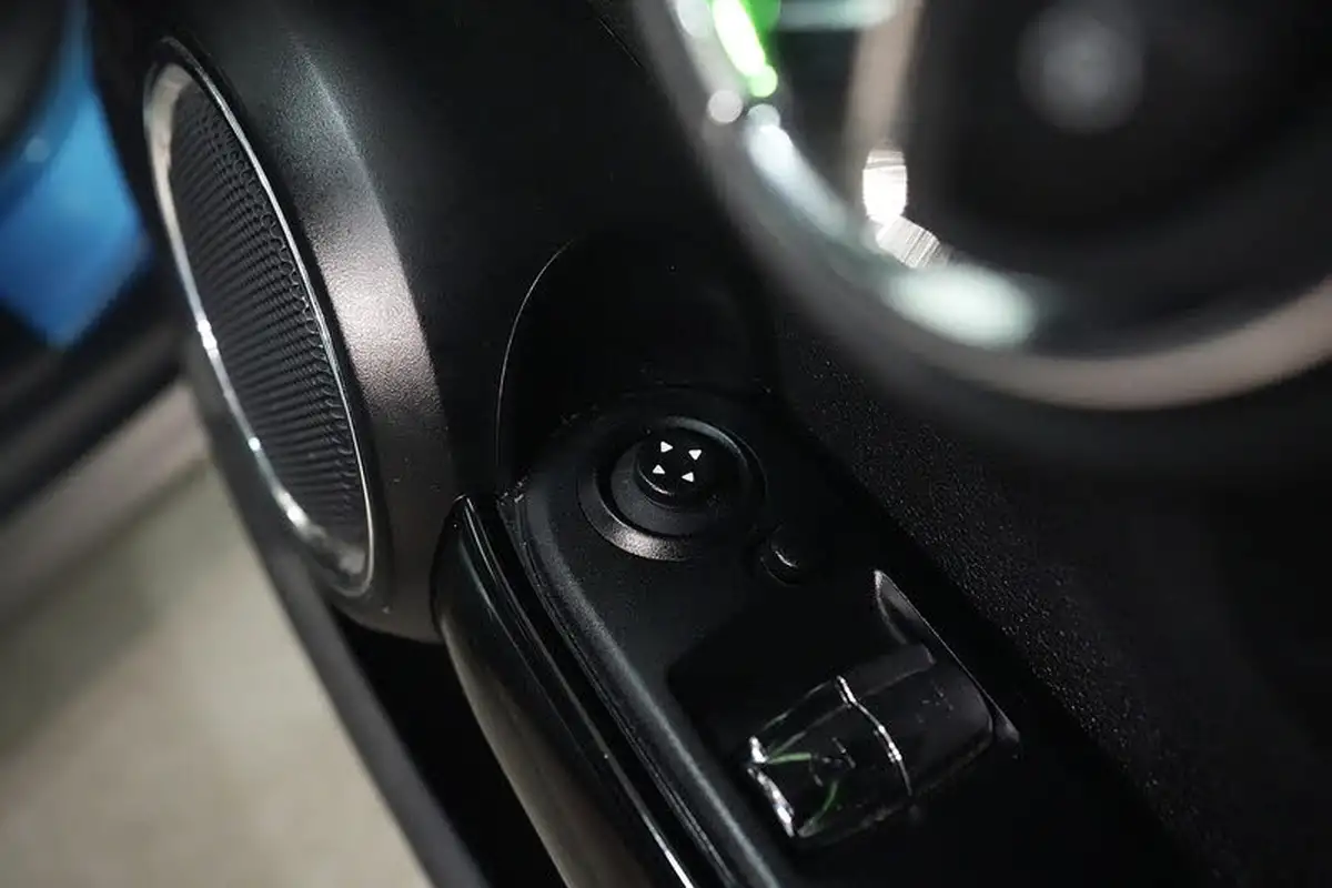 2019-mini-cooper-15-cooper-exclusive-134bhp-hatchback-3d-big-32
