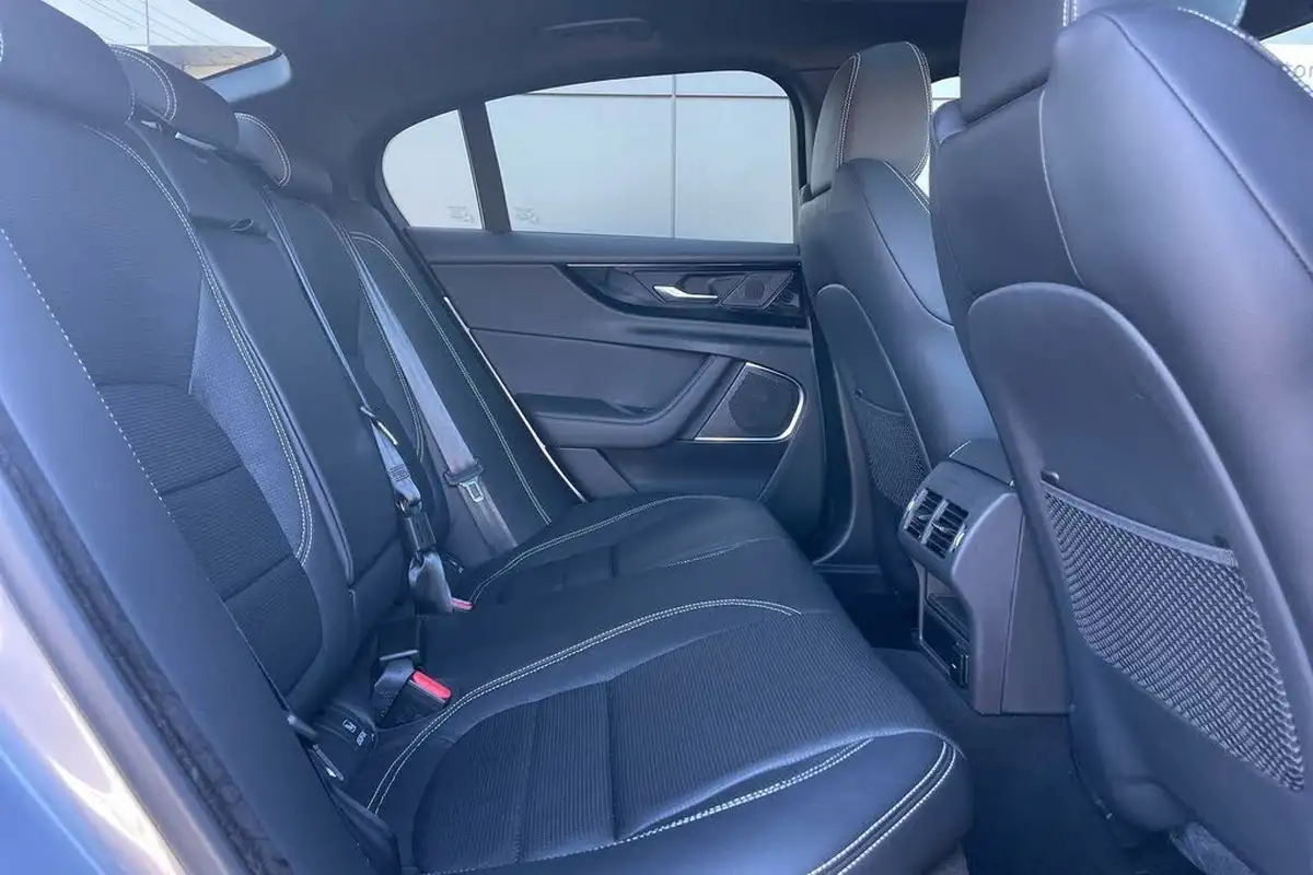 2021-jaguar-xe-20-p250-r-dynamic-black-big-19