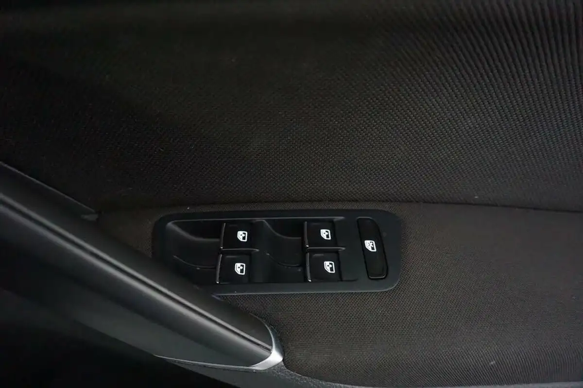 2018-volkswagen-golf-20tdi-gtd-hatchback-5d-big-19