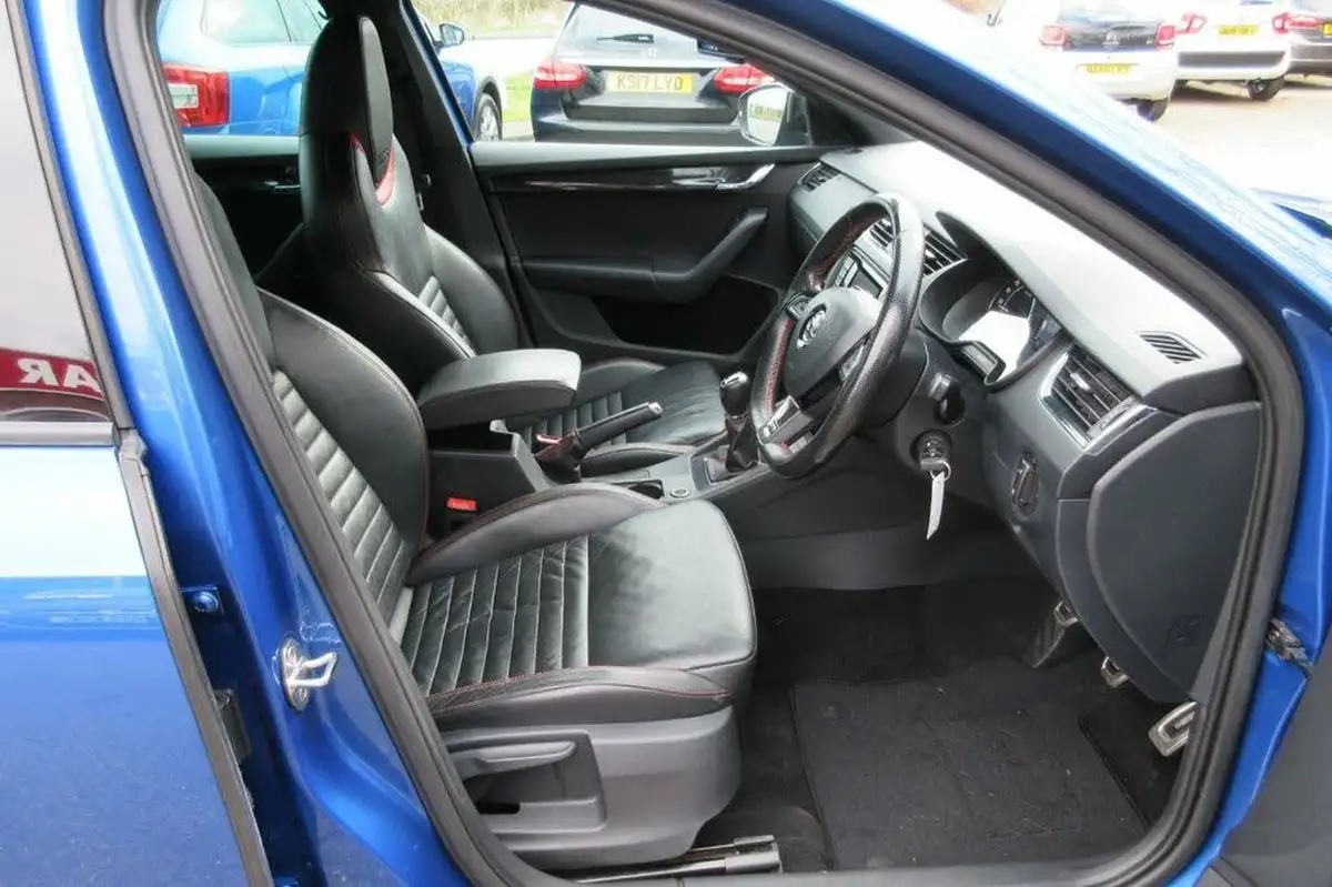 2014-skoda-octavia-20tdi-vrs-estate-big-14