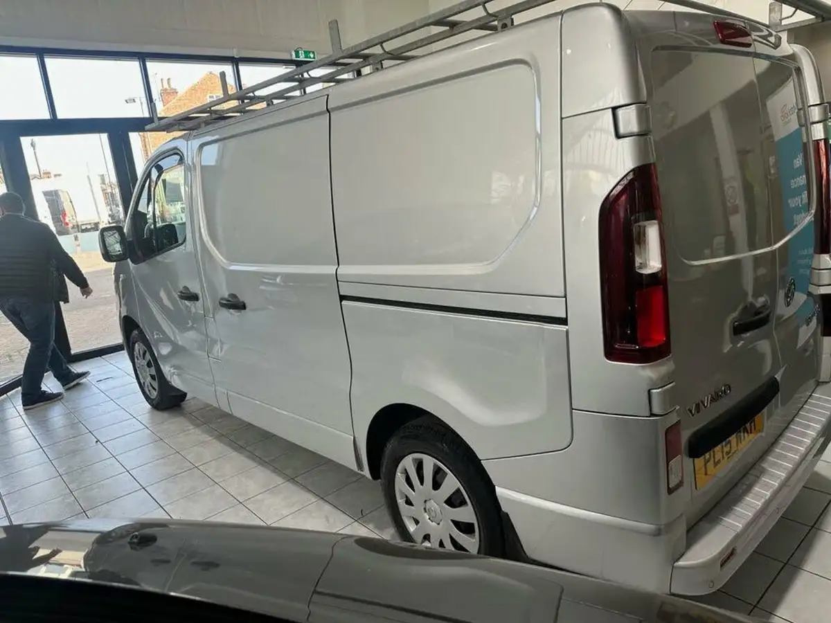 2015-vauxhall-vivaro-16cdti-sportive-2700-ecoflex-l1h1-120ps-big-2